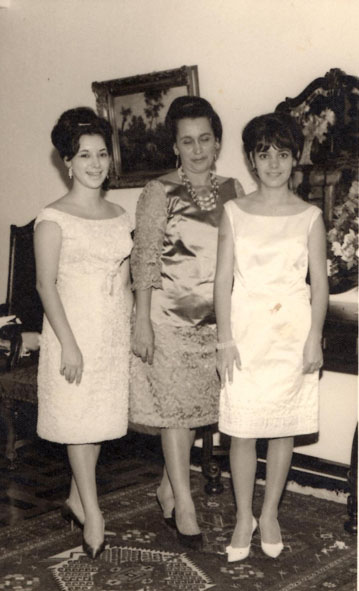 Da esquerda para a direita: Maria da Glória, irmã, Julibia, mãe e Vitória Libia, irmã.